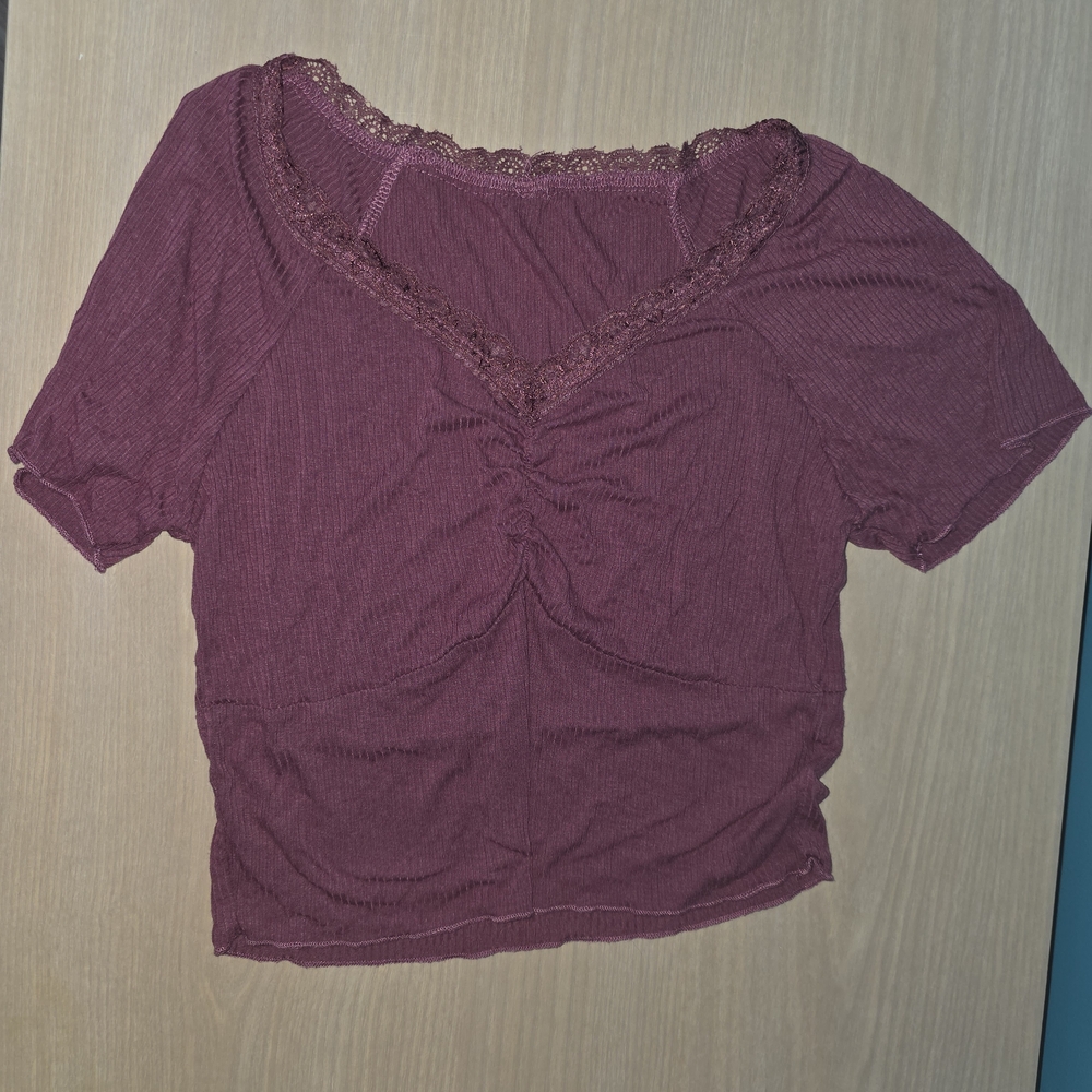 Like NEW- Never Worn. Women's Lace Trim Ruched Cropped Top